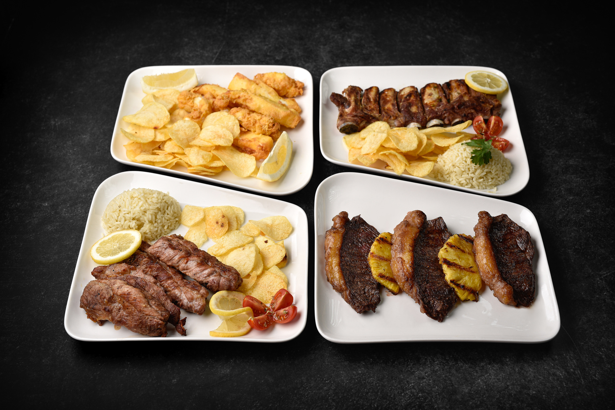 Bife na grelha de carvão com fogo